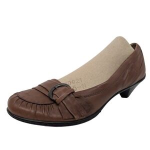 Sofft Brown Leather Buckle Pleated Low Heel Pumps Women's Size 8.5 M